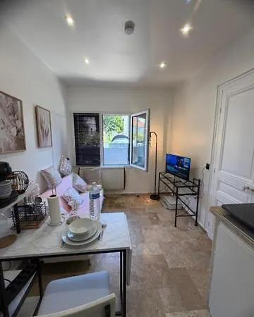 In One House 4* Rueil-Malmaison