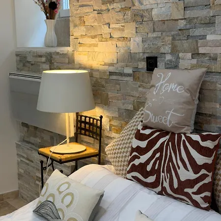 In One House 4* Rueil-Malmaison