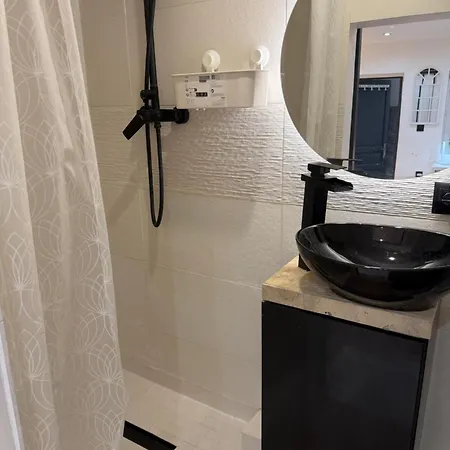 In One House 4* Rueil-Malmaison