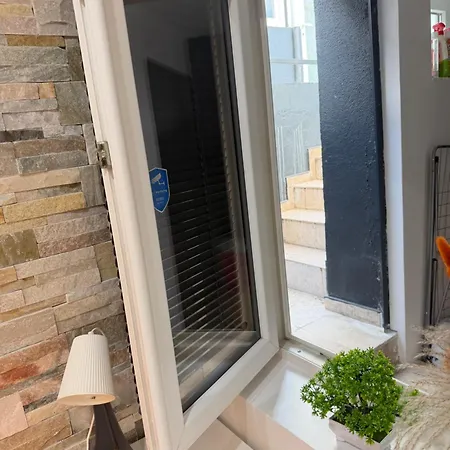 In One House 4* Rueil-Malmaison