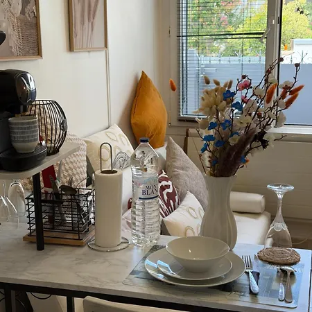 In One House 4* Rueil-Malmaison